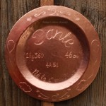 [Commande – Order] Assiette de naissance avec ornements gravés, Ø 20 cm, 2014.
